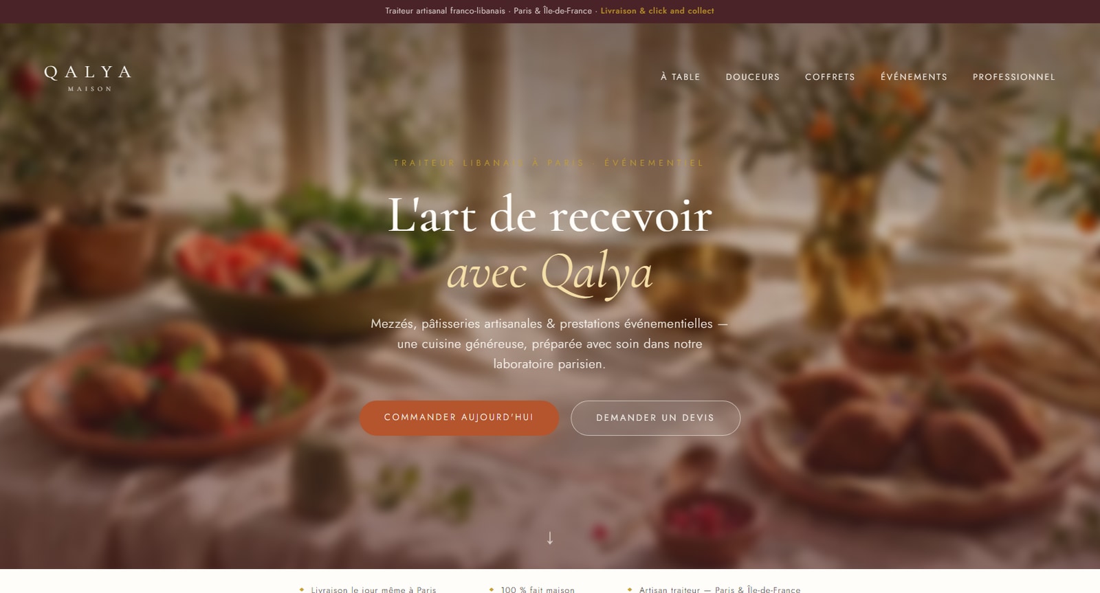 Page d’accueil de Maison Qalya : sur une table de mezzés en lumière chaude et volontairement floutée, le titre « L’art de recevoir avec Qalya » et deux boutons, Commander aujourd’hui et Demander un devis.